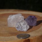 Gouden driehoek set ruw klein, bestaande uit 3 brokjes met amethist, bergkristal en rozenkwarts