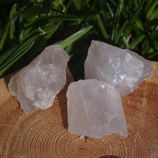 Ruwe rozenkwarts brokjes van ongeveer 3-5cm lang