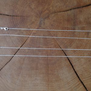 Zilveren ketting van 8925 sterling zilver in slang uitvoering van verschillende lengtes.