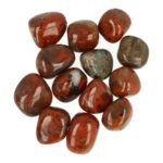 Fraaie donkerrode breccie jaspis trommelsteen van 2,5-3cm lengte