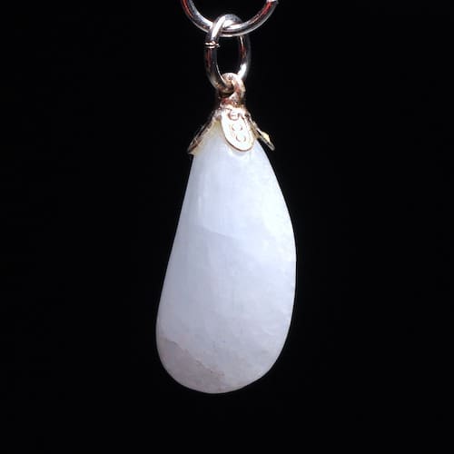 Blauwe calciet hanger met oogje '1'