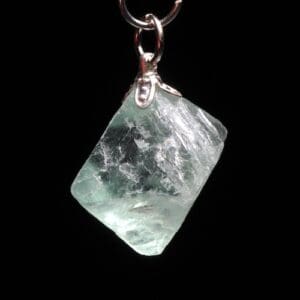 Fluoriet hanger ruw met een fluorietkristal aan een oogje