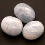 Blauwe calciet knuffelsteen van circa 6cm lang