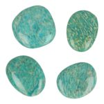 Heldergroene amazoniet amulet of handsteen van 3,4-4cm groot en 1cm dik.