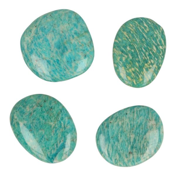 Heldergroene amazoniet amulet of handsteen van 3,4-4cm groot en 1cm dik.