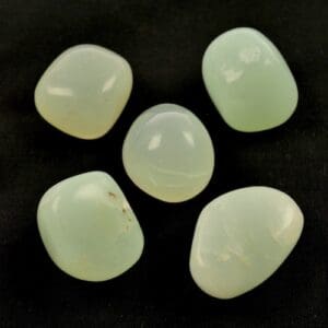 Chrysopraas knuffelsteen helder groen uit Indonesie