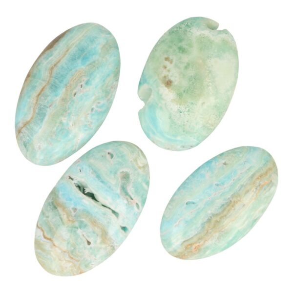 Mooie carribean blue calciet knuffelsteen van ongeveer 7cm lang