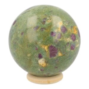 Robijn in fuchsiet bol met diameter van 57mm
