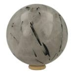Toermalijnkwarts bol met diameter van 85mm en houten ring