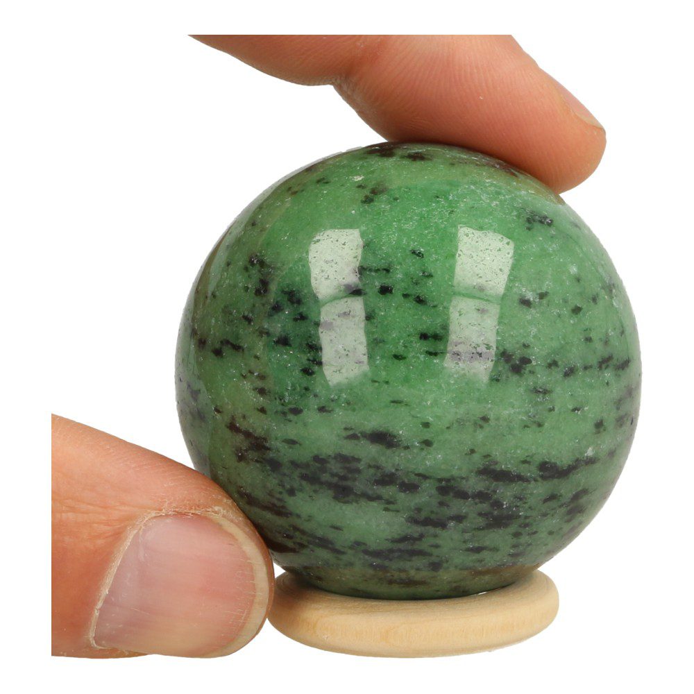 Fraaie robijn in zoisiet bol met diameter van 5cm op houten ring - met hand