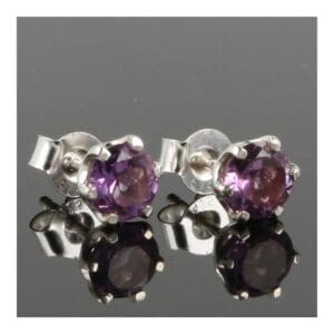 Fraai facet geslepen amethist oorbellen met amethist van 6mm breed in zilver