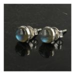 Labradoriet oorbel in zilver met een knopje van 6mm