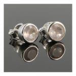 Fraaie facetgeslepen rozenkwarts oorbellen in ronde zetting van 7mm