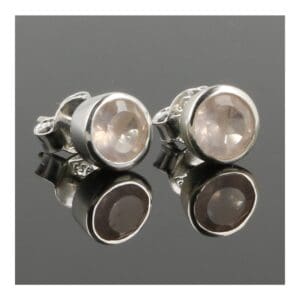 Fraaie facetgeslepen rozenkwarts oorbellen in ronde zetting van 7mm