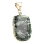 Fraaie serafeniet hanger in zilver met kleine peridoot