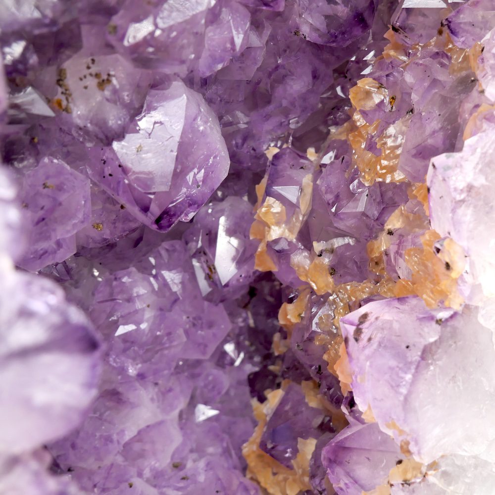 Amethist geode met heldere rand en een gewicht van 13,35kg uit Brazilië - detail van kristallen met geothiet