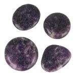 Donker paarse lepidoliet amulet van 3-4cm