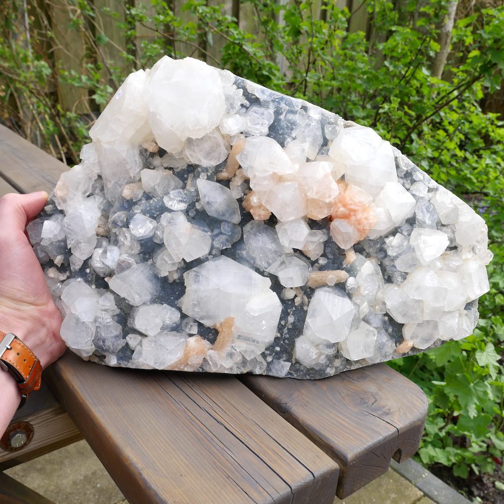 Apofyliet met stilbiet op chalcedoon XL