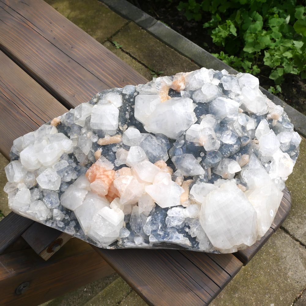 Uniek en groot stuk heldere apofyliet met roze stilzit op chalcedoon XL van ruim 40cm van boven gezien
