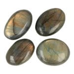 Labradoriet knuffelsteen met geel-oranje-roze gloed