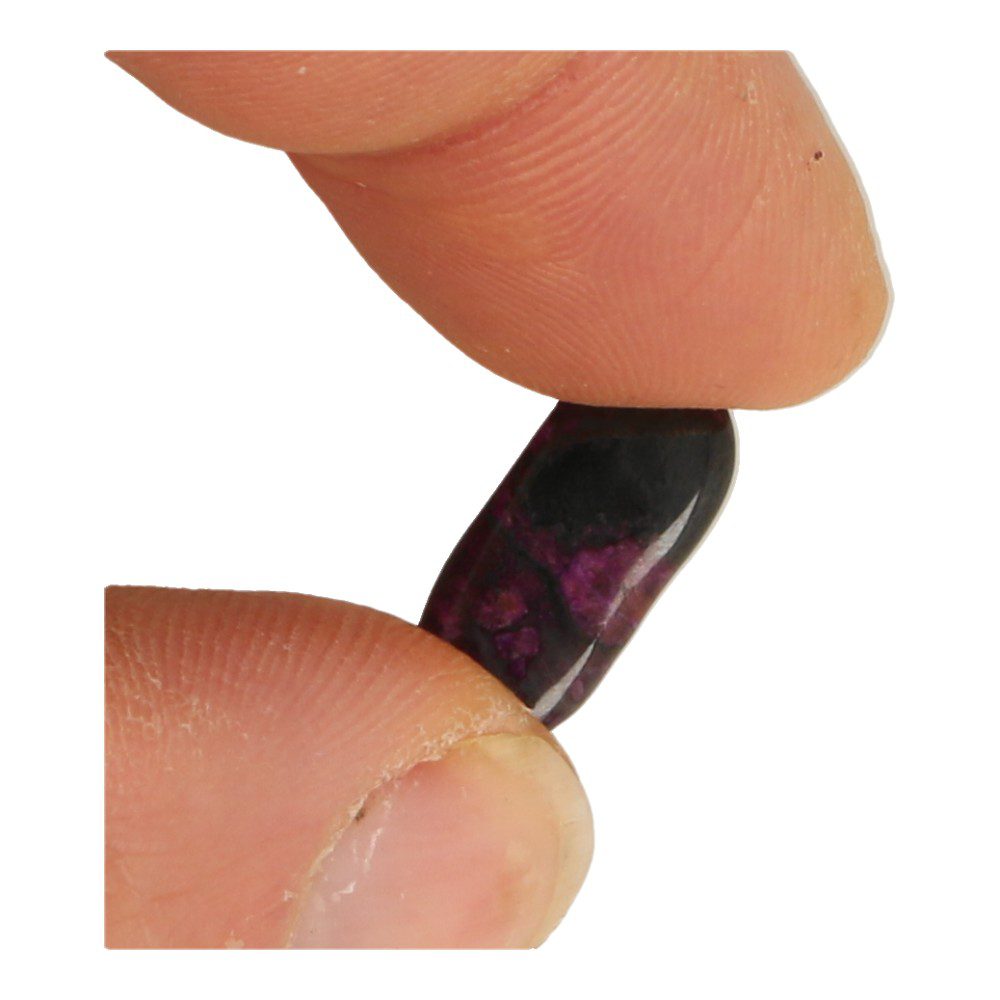 Voorbeeld 2 van een fraaie paarse sugiliet trommelsteen van circa 1-2cm lengte