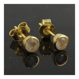 Rozenkwarts oorsteker in goud met een steentje van 4mm