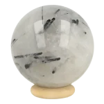 Toermalijnkwarts bol met diameter van 44mm uit China met fraaie compositie