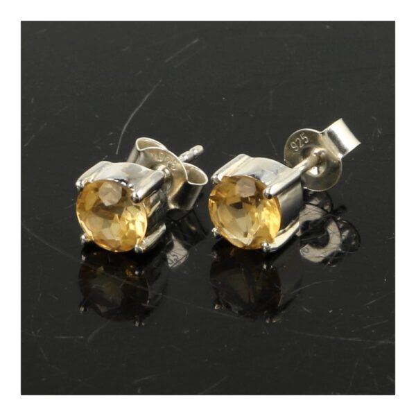 Fraaie natuurlijke citrien oorbellen met een facet geslepen stukje natuurlijke citrien van 6mm diameter er in en gemaakt van 925 sterling zilver