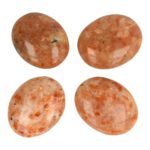 Fraaie zonnesteen knuffelsteen van 6cm lang uit India