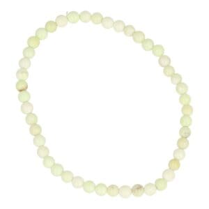 Fraaie fijne citroenchrysopraas armband met kralen van 4mm aan rekbaar koord en een lengte van 17cm.