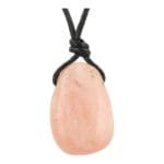 Fraaie helder roze morganiet hanger doorboord aan zwart waxkoord. Morganiet is roze beryl