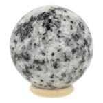 Mooie witte maansteen bol met diameter van 74mm en houten ring. Deze maansteen bol heeft veel blauwe glans vlakjes