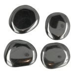 Fraai glanzende hematiet amulet van circa 4cm lang en 1cm dik