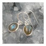 Fraaie ovaal geslepen labradoriet oorhanger in zilver