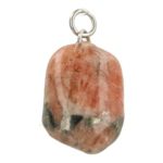 Fijne rood met zwarte wagneriet hanger met metalen oogje en een hoogte van circa 2cm