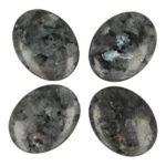 Fijne larvikiet duimsteen van 4,5 x 3,5 cm en mooie glans vlakjes