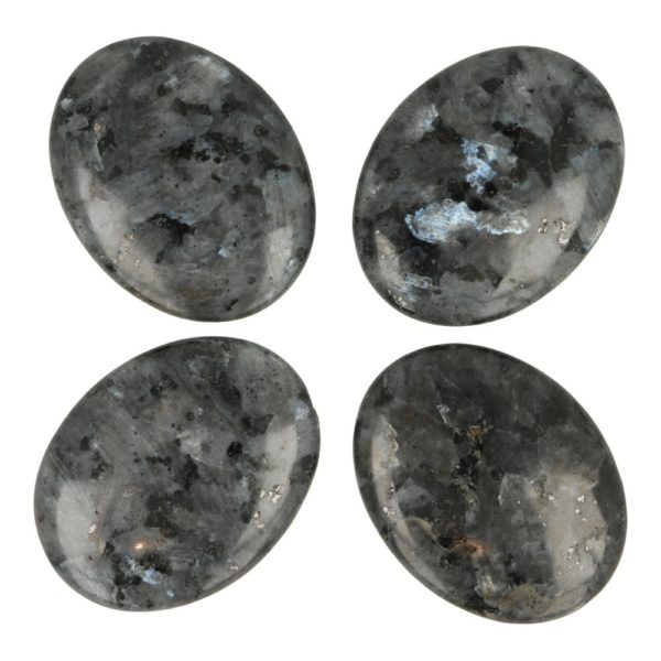 Fijne larvikiet duimsteen van 4,5 x 3,5 cm en mooie glans vlakjes