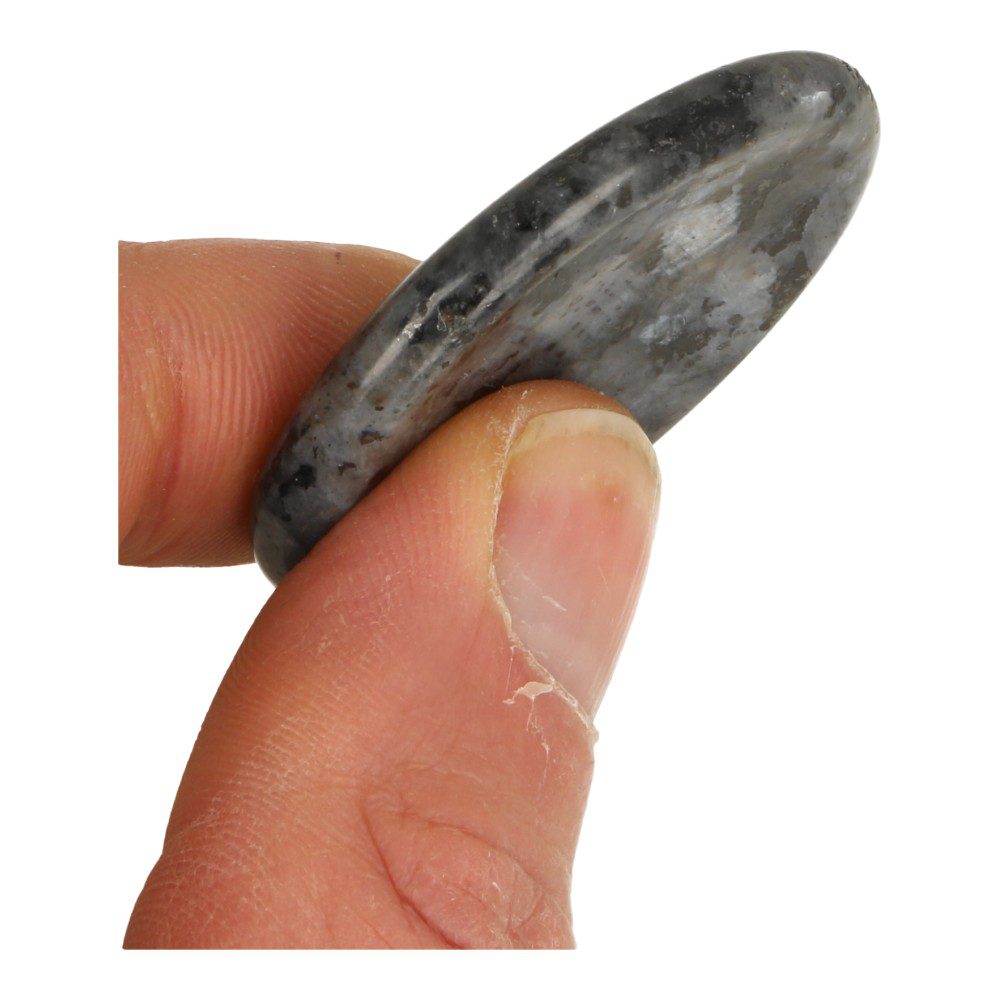 Onderkant van Fijne larvikiet duimsteen van 4,5 x 3,5 cm en mooie glans vlakjes