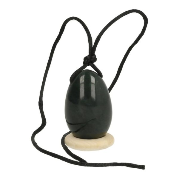 Jade nefriet yoni ei small, van 30mm hoog en 20mm diameter op houten ringetje