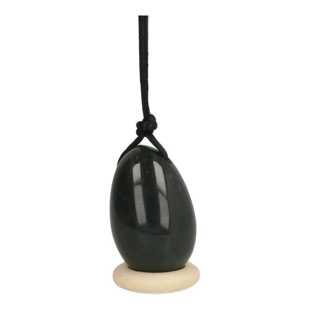 Jade nefriet yoni ei small, van 30mm hoog en 20mm diameter op houten ringetje - detail