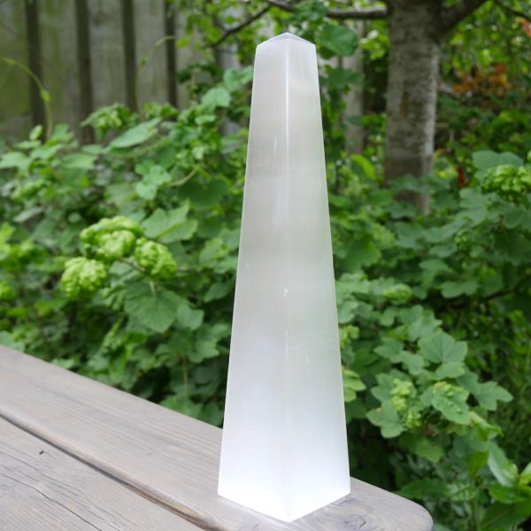 Fraaie seleniet obelisk XL van maar liefst 30cm hoog
