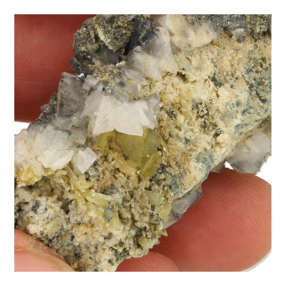 Sfeen cluster, of titaniet met groene en witte kristallen en een lengte van ruim 7cm - detail groene kristallen
