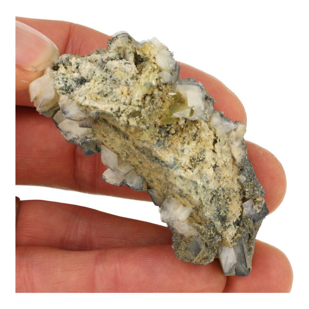 Sfeen cluster, of titaniet met groene en witte kristallen en een lengte van ruim 7cm - in hand