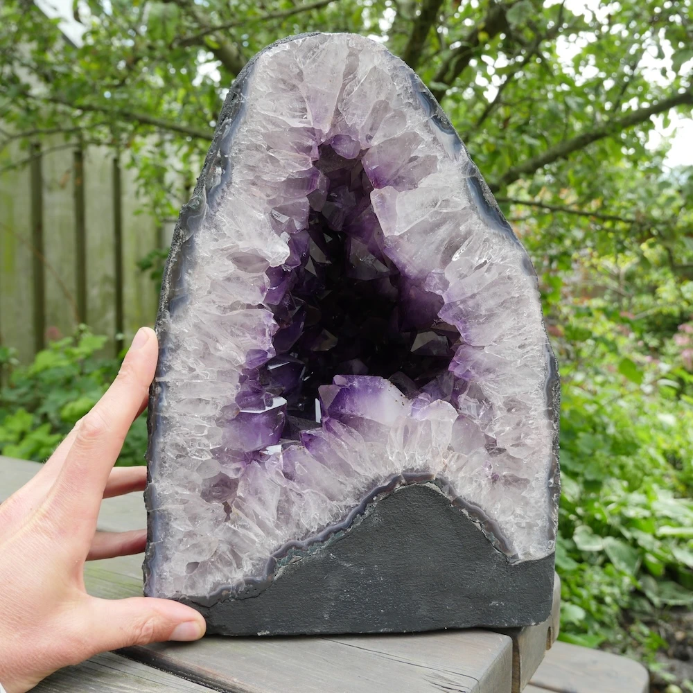 A-kwaliteit amethist geode met gewicht van 1,8kg uit Brazilië - met hand