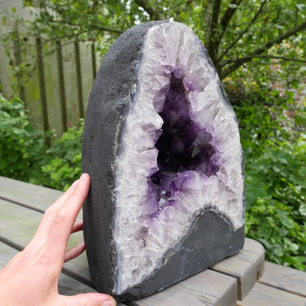 A-kwaliteit amethist geode met gewicht van 1,8kg uit Brazilië - schuinvoor