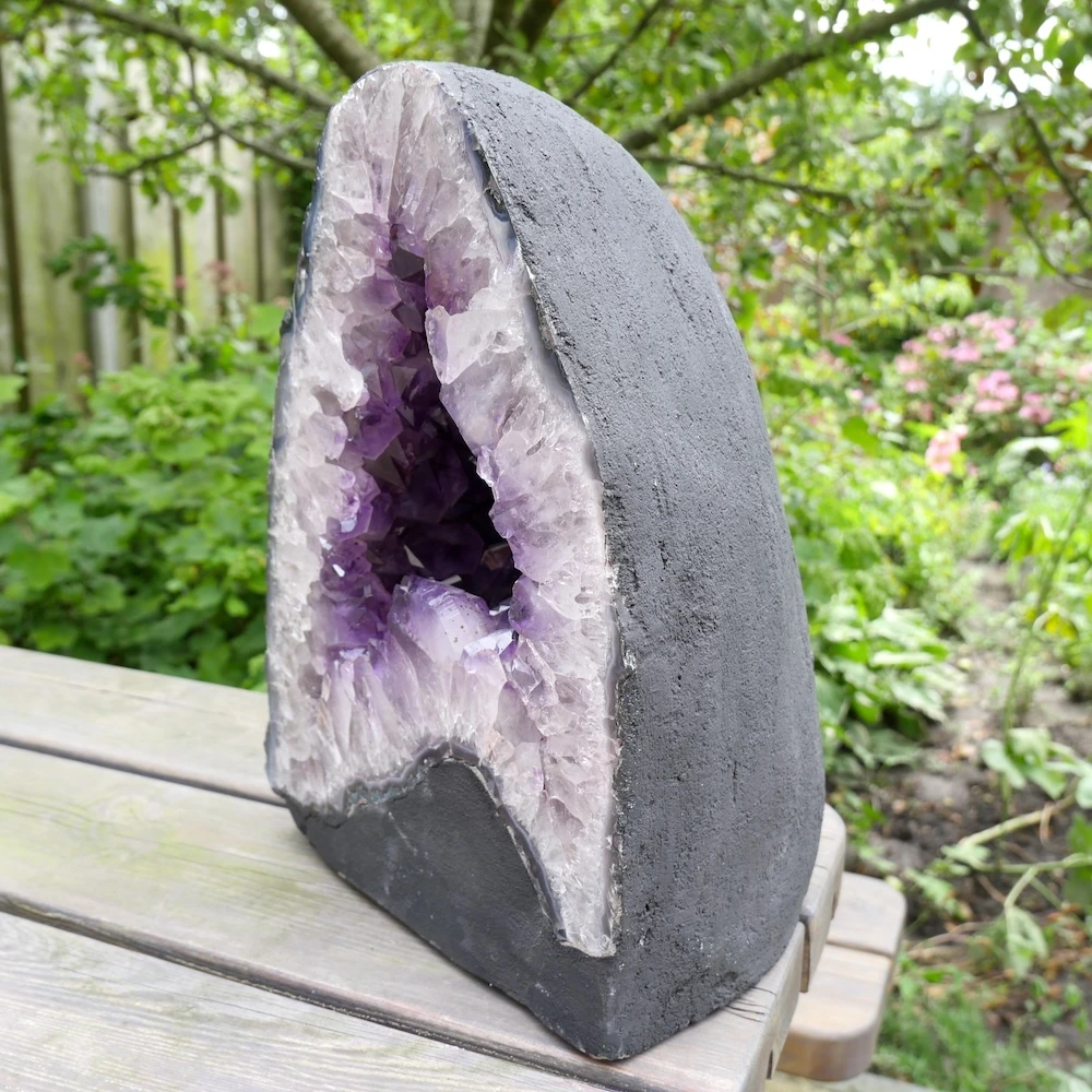 A-kwaliteit amethist geode met gewicht van 1,8kg uit Brazilië - andere zijkant