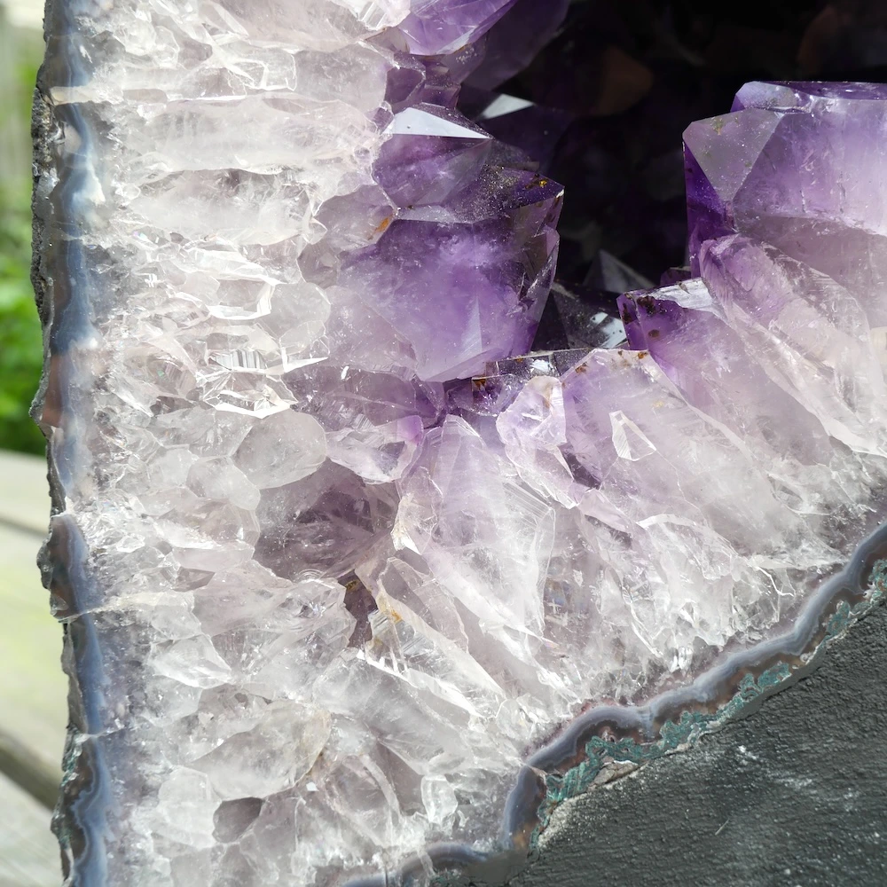 A-kwaliteit amethist geode met gewicht van 1,8kg uit Brazilië - detail rand