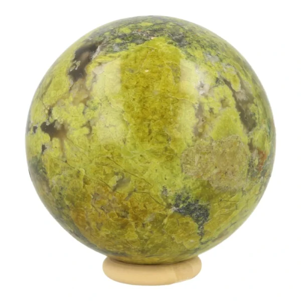 Heldere groene opaal bol van 71mm diameter op houten ring