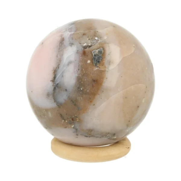 Mooie roze opaal bol met diameter van 47mm op houten ring