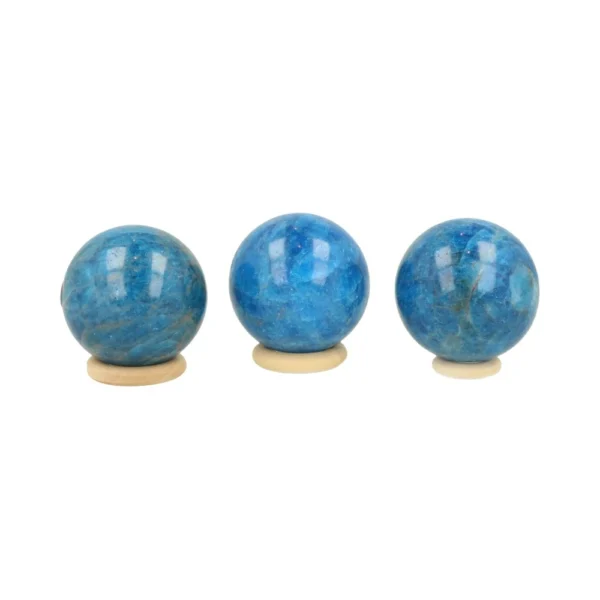 Fraaie blauwe apatiet bol van 4cm diameter op houten ring